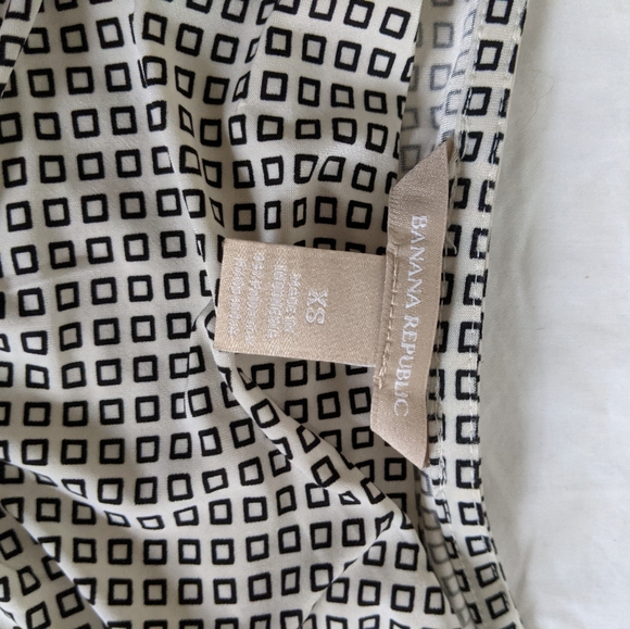 Banana Republic Draped Neck Black White Square Print Tank - Picture 4 of 4